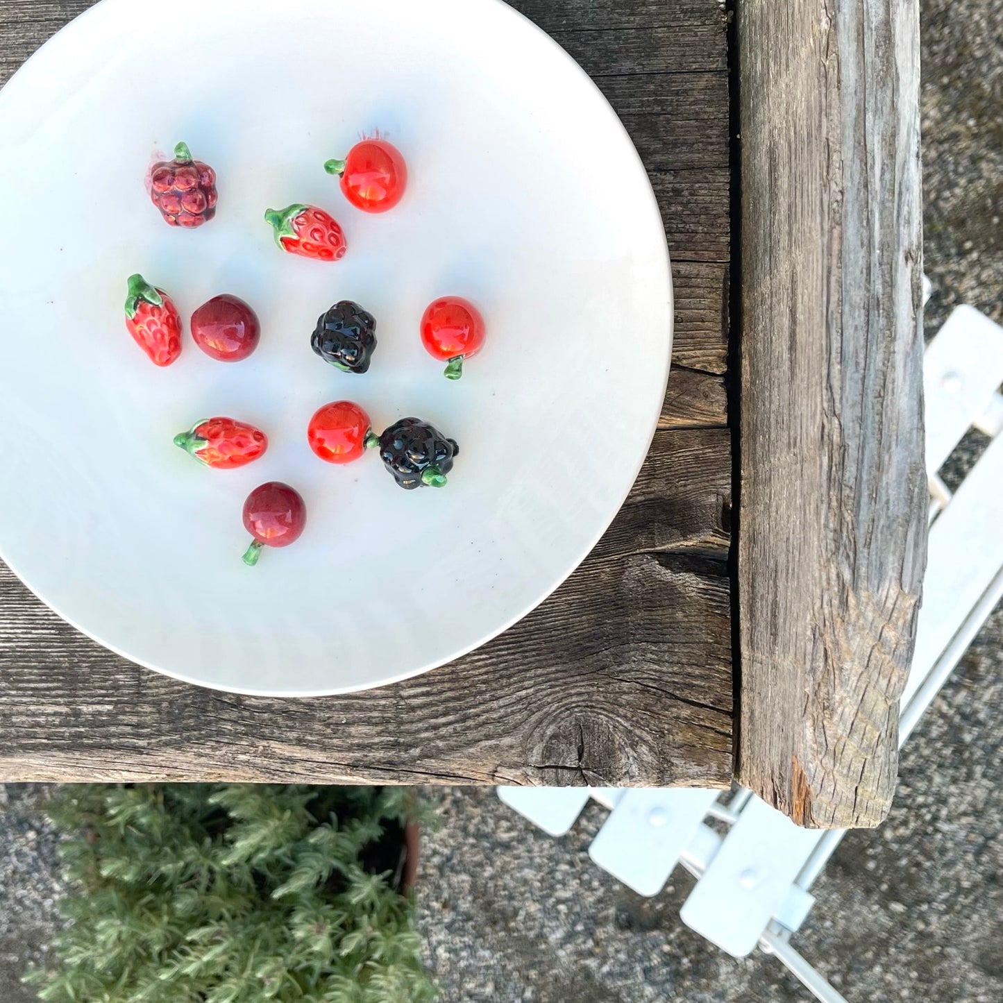 Porcelain "Frutti di Bosco" on a Plate