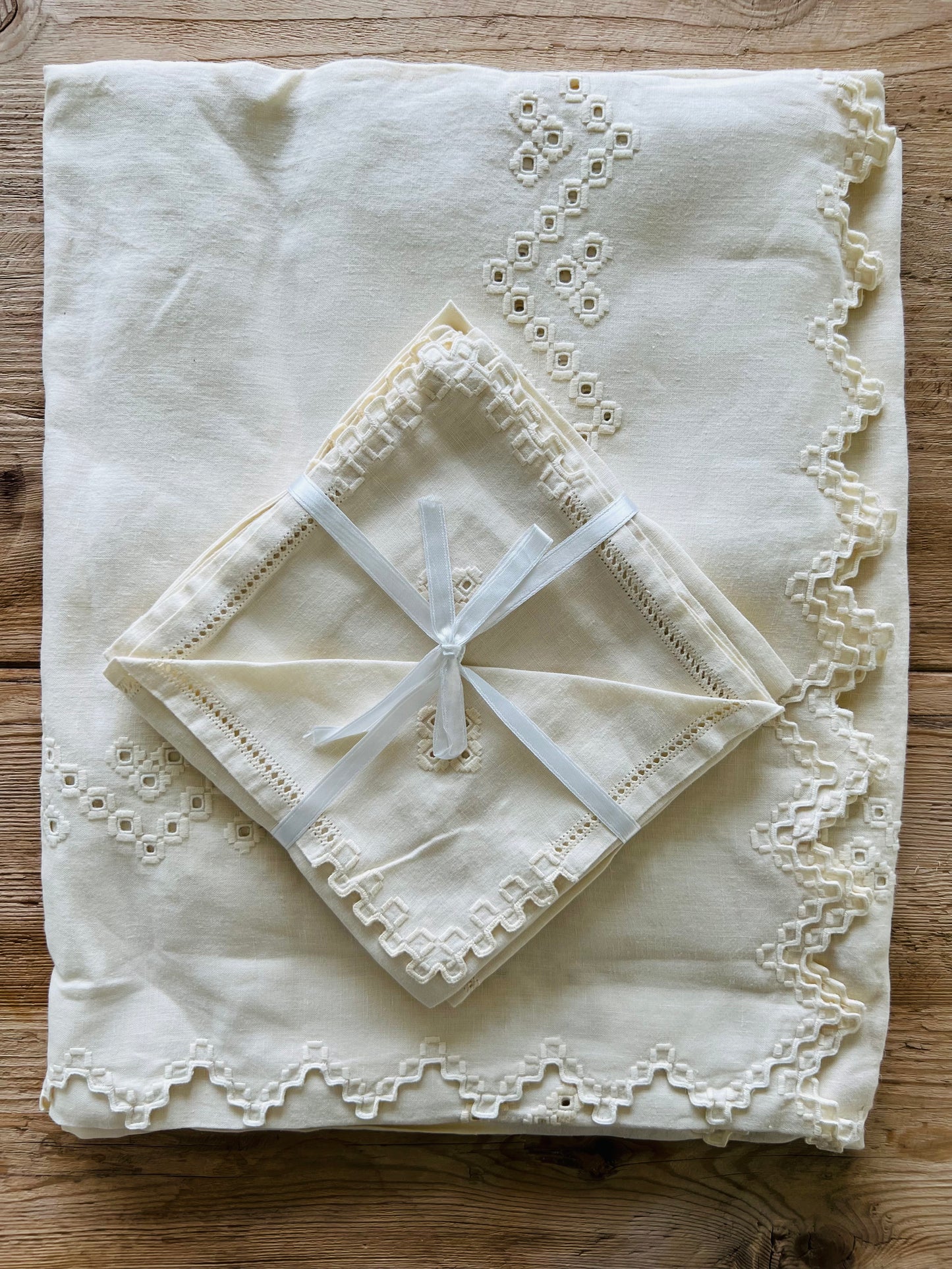 Ziggurat Tablecloth in Ecru Linen